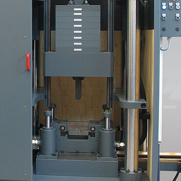 Ensaio de drop weight com uma máquina para ensaios de materiais da ZwickRoell